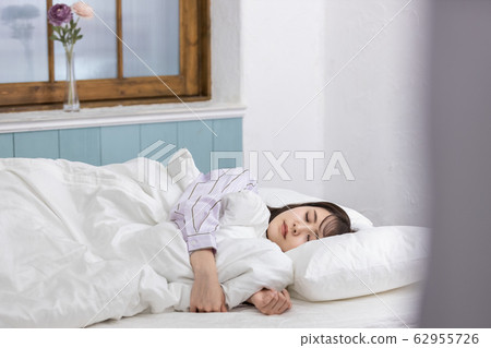 Young woman sleep sleep Young woman sleep sleep 62955726