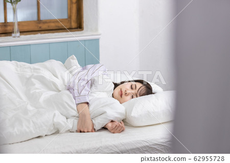 年輕女子睡覺睡覺 年輕女子睡覺睡覺 62955728