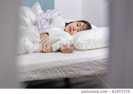年輕女子睡覺睡覺 年輕女子睡覺睡覺 62955729