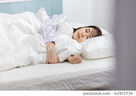 年輕女子睡覺睡覺 年輕女子睡覺睡覺 62955730