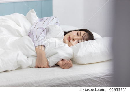 年輕女子睡覺睡覺 年輕女子睡覺睡覺 62955731