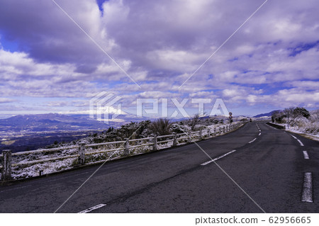 （靜岡縣）從白雪皚皚的伊豆天際線看到的富士山 62956665