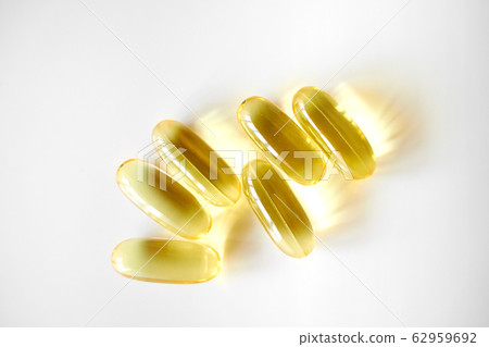 Organic omega 3 pills in flower shape Organic omega 3 pills in flower shape 62959692