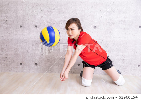 A woman playing volleyball (seriously receiving) A woman playing volleyball (seriously receiving) 62960154
