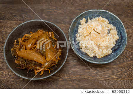 松前醃製並在一個小碗中編號芥末 62960313