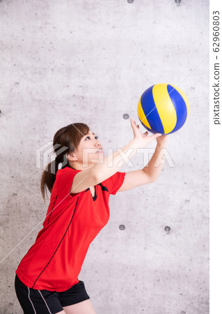 Women playing volleyball (Toss) 62960803