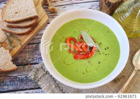 Green pea soup with spinach, olive oil, red grilled bell pepper, sesame and sage dressing 62961671