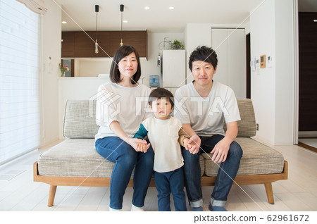 全家人坐在客廳的沙發上 62961672