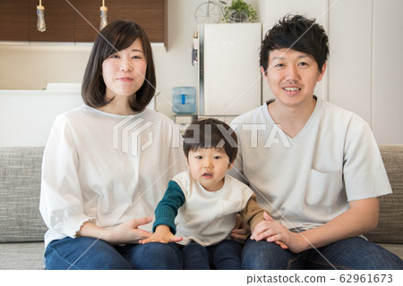 全家人坐在客廳的沙發上 全家人坐在客廳的沙發上 62961673