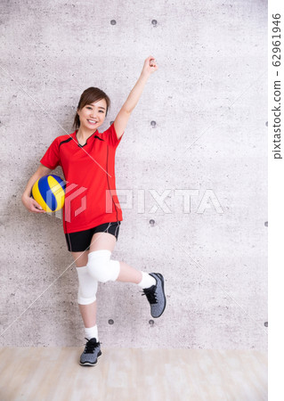 Woman playing volleyball 62961946