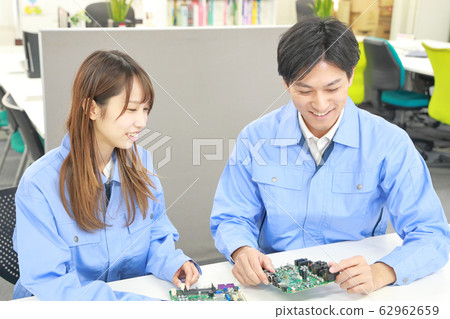 Engineer men and women meeting with a smile 2 62962659
