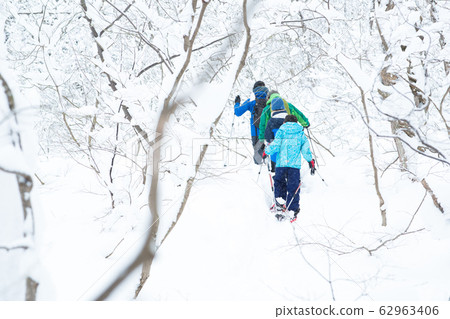 父母和孩子享受雪靴 62963406