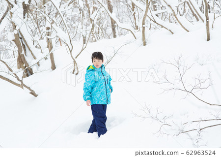 享受冬天的孩子 享受冬天的孩子 62963524