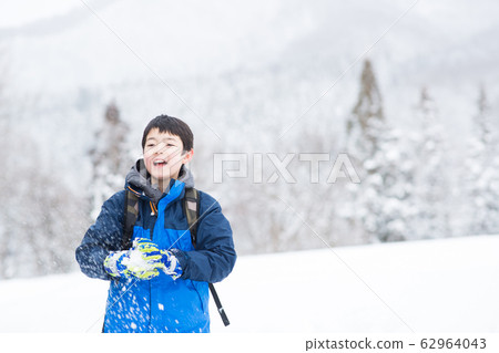 孩子們享受冬天 62964043