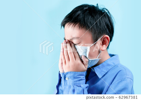 Little boy wearing healthy masks for protect virus 62967381