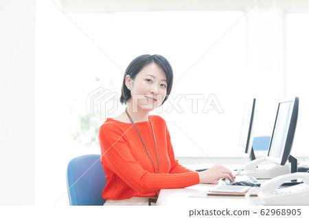 Casual business woman Casual business woman 62968905