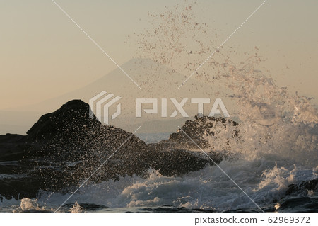 Angry waves 62969372