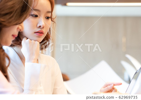 Business young woman success meeting 62969735