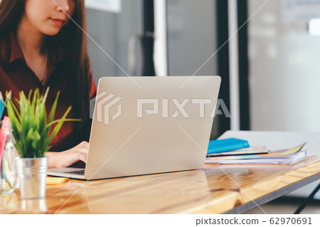 Using online connect technology for business, Using online connect technology for business, 62970691
