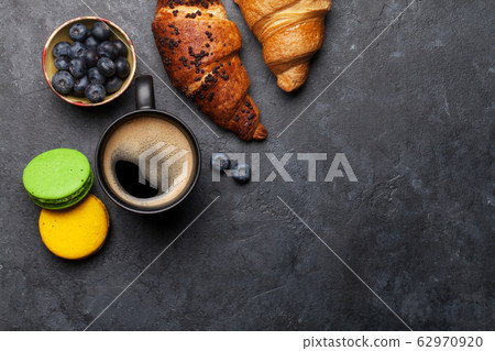 Breakfast with coffee and croissants 62970920