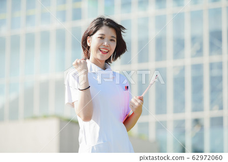 一個穿白大褂的女人做膽量姿勢 62972060