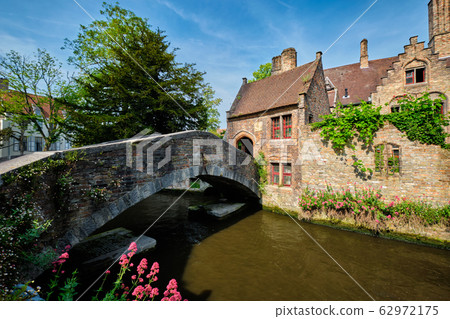 Old Bonifacius Bridge and medieval houses in Bruges, Belgium Old Bonifacius Bridge and medieval houses in Bruges, Belgium 62972175