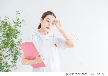 實驗室外套的疲乏的婦女 實驗室外套的疲乏的婦女 62972183