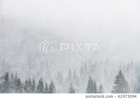 Snowstorm in winter mountains 62973094