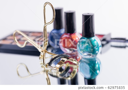 [Cosmetics manicure eyeshadow] 62975835