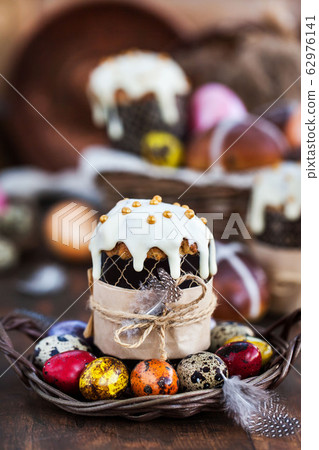 Holiday Easter cakes, hot cross buns and colorful Holiday Easter cakes, hot cross buns and colorful 62976141