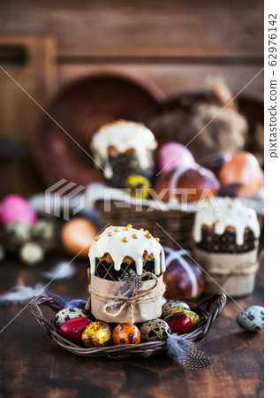 Holiday Easter cakes, hot cross buns and colorful Holiday Easter cakes, hot cross buns and colorful 62976142
