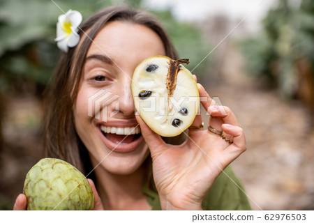 Portrait of a woman with papaya fruit Portrait of a woman with papaya fruit 62976503
