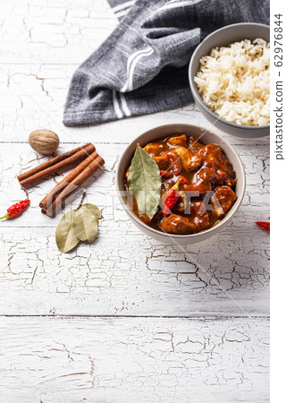 Curry chicken tikka masala with rice 62976844