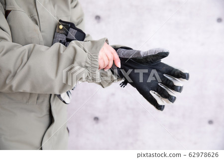 A woman snowboarding A woman snowboarding 62978626