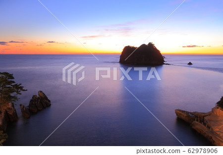 [Shizuoka Prefecture] Evening scenery of Izu Sanshiro Island 62978906