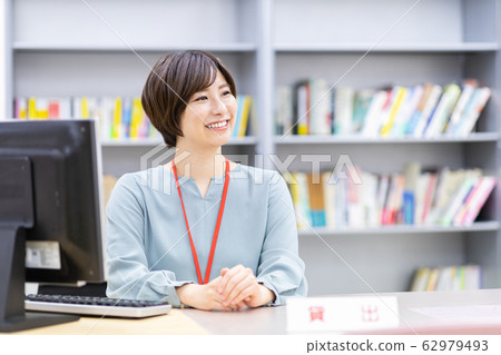 圖書館館員女性 62979493