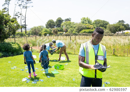 Volunteers collecting rubbish and recycling 62980397