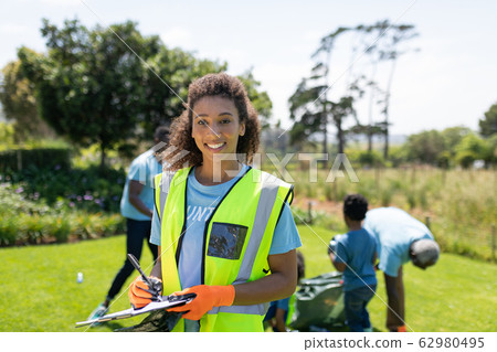 Volunteers collecting rubbish and recycling 62980495