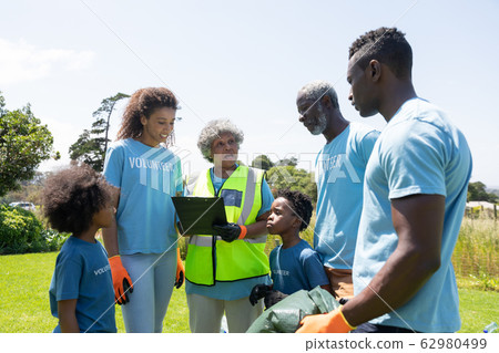 Volunteers collecting rubbish and recycling 62980499