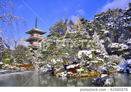 Japanese garden of Soto sect Kongo treasure mountain Rinno-ji triple tower and snow hanging 62980876