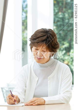 Senior, woman, lady 62981125