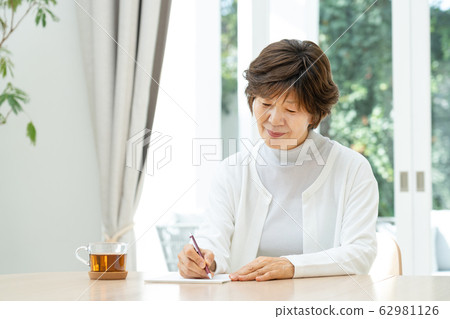 Senior, woman, lady Senior, woman, lady 62981126