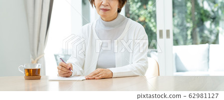 年長夫人雌 62981127