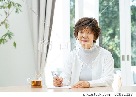 年長夫人雌 62981128