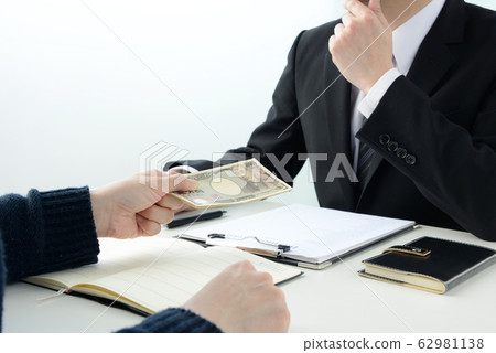 遭受賄賂的商人 62981138