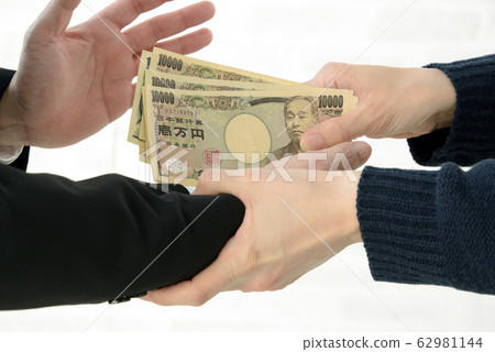Businessman refusing bribe 62981144