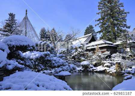 Hanging snow in the Japanese garden of Soto sect 62981187