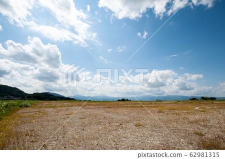 Wide sky and wilderness 62981315