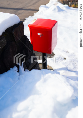 Snow frost snow country fallen leaves clear sky blue sky 62981393