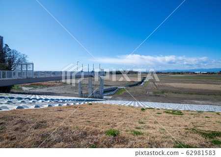 Sa玉縣上野市富士秩父山山脈荒川路堤的田園風光 62981583